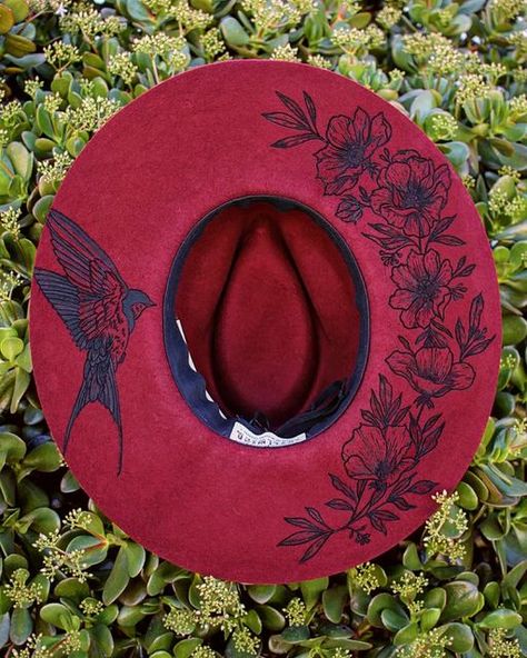 Painted Hat Ideas, Diy Hat Design, Hat Brim Design, Cowboy Hat Design Ideas, Burned Felt Hat, Southwestern Brimmed Felt Hat For Western-themed Events, Fitted Felt Hat With Curved Brim For Western-themed Events, Cowboy Hat Burn Design, Hat Burning Designs