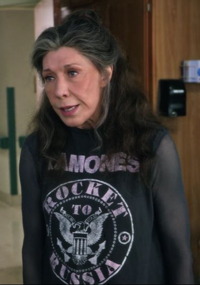 Frankie Bergstein Ramones outfit S1E5 Frankie Bergstein Outfits, Frankie Bergstein Style, Ramones Outfit, Frankie Clothing, Frankie Bergstein, Ramones Shirt, Grace And Frankie, Sebastian Kim, Academia Grunge