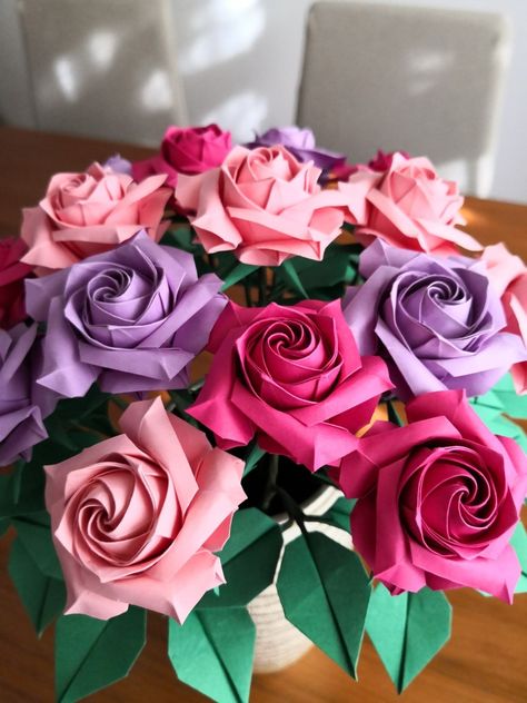 Sato rose, Canson paper Origami Rose Bouquet, Paper Rose Bouquet, Paper Bouquet Diy, Paper Flower Bouquet Diy, Diy Gifts Paper, Origami Roses, Origami Flower Bouquet, Simple Paper Flower, Paper Flower Arrangements