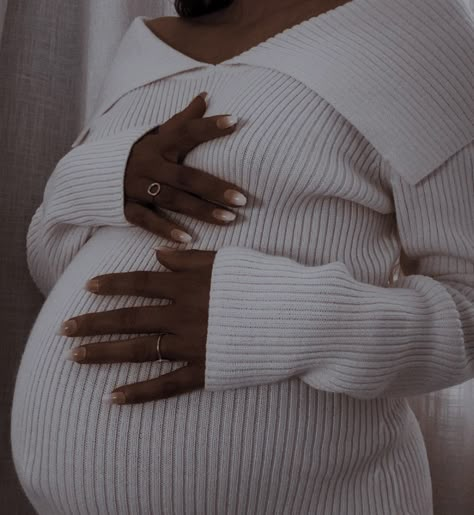 Photoshoot Mom And Daughter, Pregnant Fashion, Cute Pregnancy Pictures, Black Motherhood, Luxury Lifestyle Couple, Pregnancy Bump, Fashion Maternity, Pregnancy Goals, Mommy Moments