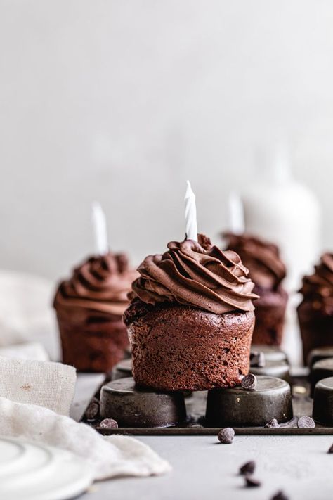 Super moist and fluffy paleo chocolate muffins topped off with a deliciously rich and creamy dairy-free chocolate frosting. Paleo Chocolate Muffins, Dairy Free Chocolate Frosting, Double Chocolate Cupcakes, Cupcake Photography, Oreo Cupcakes, Dessert Photography, Paleo Chocolate, Dairy Free Chocolate, Chocolate Muffins