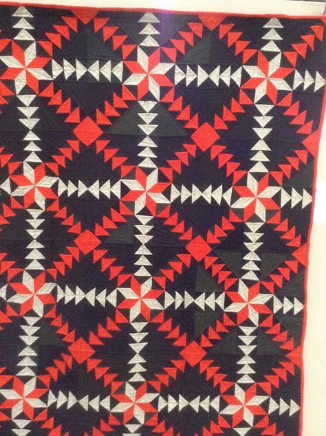 Welsh Quilts, Pineapple Quilts, The Si, Pineapple Quilt, Vintage Quilts Antiques, Black And White Quilts, Triangle Diamond, Rustic Country Home, Amish Quilts