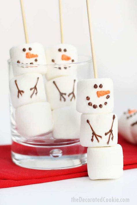 DIY marshmallow snowman stirrers from the Williams-Sonoma catalog - budget-friendly, copycat version of the store-bought Christmas treat. Marshmallow Snowman, Edible Crafts, Christmas Foods, Hot Chocolate Bars, Xmas Food, Snacks Für Party, Christmas Party Food, Christmas Snacks, Christmas Cooking