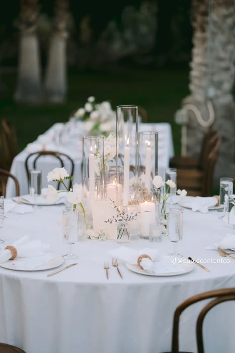 Minimalist White Centerpiece, Large White Floral Centerpieces, Modern Wedding Round Table Decor, Light And Airy Wedding Decor, Simple Wedding Floral Centerpieces, Wedding Centerpieces Candles And Flowers, Wedding Tables With Candles, Simple Centerpiece Wedding, Circle Table Wedding Decor