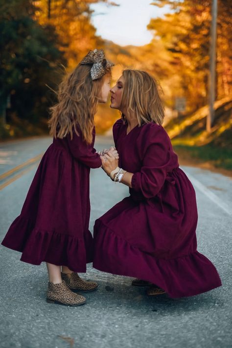 Fall Family Outfits, Mommy And Me Photo Shoot, Mom Daughter Outfits, Mommy Daughter Outfits, Fall Family Photo Outfits, Family Photoshoot Outfits, Family Photo Pose, Fall Family Pictures, Mommy And Me Dresses