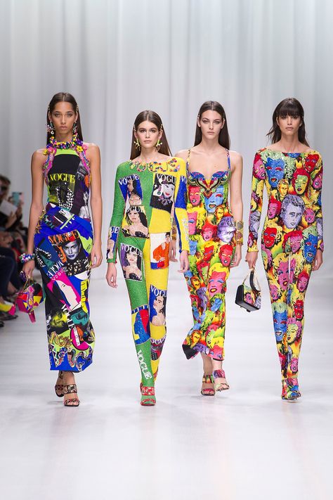 Versace Spring 2018 Ready-to-Wear  Fashion Show - Yasmin Wijnaldum, Kaia Gerber, Mica Arganaraz, Vittoria Ceretti Camille Hurel, Haute Couture Style, Art Inspired Fashion, Yasmin Wijnaldum, Pop Art Fashion, Versace Runway, Anja Rubik, Fashion Week 2018, Versace Fashion