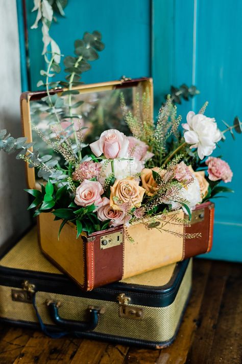 vintage suitcases filled with flowers Travel Wedding Theme Decoration, Vintage Suitcase Wedding, Travel Theme Bridal Shower, Travel Bridal Showers, Travel Party Theme, Bridal Shower Activities, Wedding Reception Ideas, Vintage Bridal Shower, Travel Theme Wedding