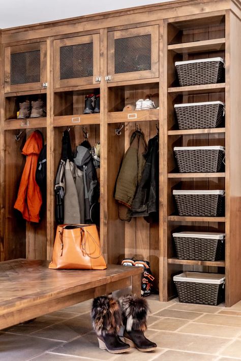 Hunting Room Design Ideas, Hunting Lockers Mud Rooms, Cabin Mud Room, Cabin Mudroom, Small Hunting Cabin, Kitchen Entryway Ideas, Hunting Room Design, Rustic Closet, Cabin Storage