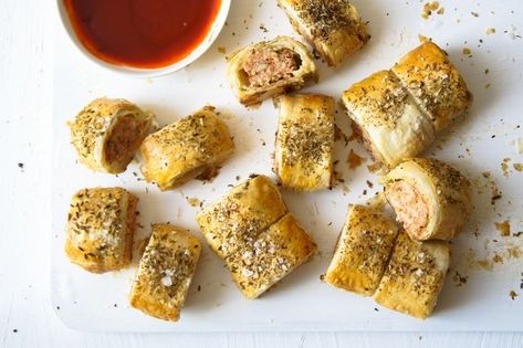 Mini Turkey Sausage Rolls Sausage Roll Recipes, Christmas Nibbles, Turkey Mince Recipes, Gourmet Sausage, Homemade Sausage Rolls, Sausage Rolls Recipe, Vegetarian Sausages, Fennel Sausage, Sausage Roll