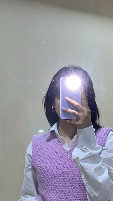 Purple Emoji, Instagram Captions For Friends, Mirror Selfie Poses, Self Portrait Poses, Photography Posing Guide, Posing Guide, Photo Pose Style, Classy Photography, Foto Ideas Instagram