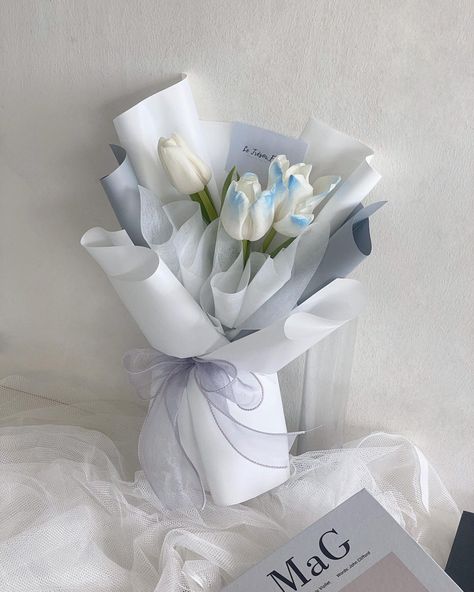 White Tulip Bouquet, Headphone Outfit, Flower Boquet, Pipe Cleaner Flowers, Board Pictures, Boquette Flowers, Everlasting Flowers, Blue Tulips, Tulip Bouquet