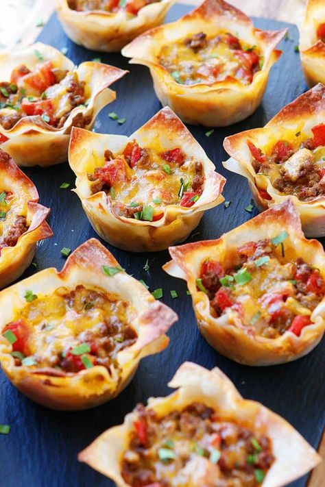 Wonton Appetizer Recipes, Easy Taco Recipe, Wonton Cups Appetizers, Taco Cups Recipe, Wonton Appetizers, Kid Friendly Appetizers, Wonton Wrapper Recipes, Wonton Tacos, Easy Taco Recipes