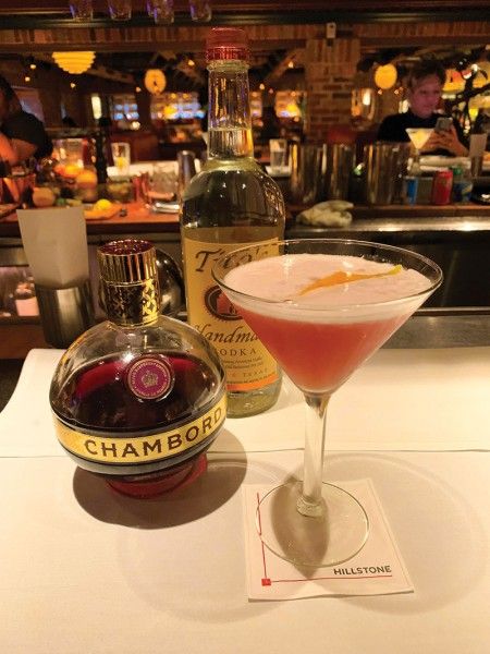 French Martini French Martini Recipe Chambord, Hillstone Restaurant, French Martini Recipe, Flirtini, Botanist Gin, French Martini, Alcohol Bar, Martini Shaker, Raspberry Liqueur