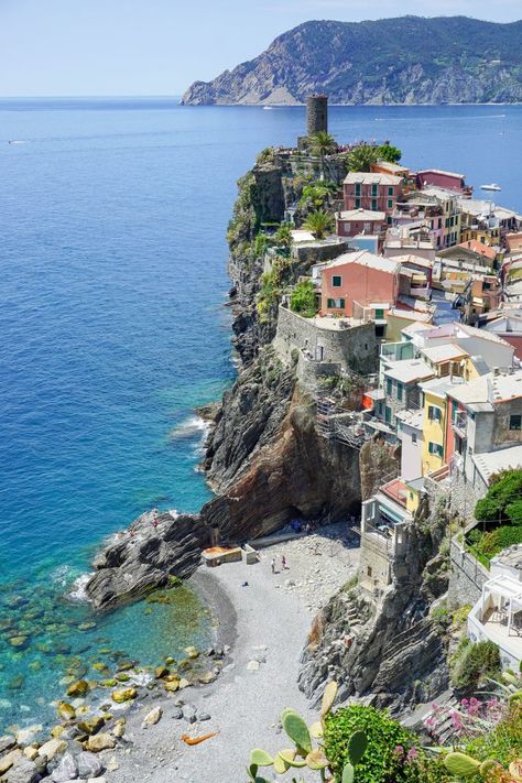 Exploring Cinque Terre Italy - This Darling World Dream Location, Italy Travel Photography, Travel Photography Europe, Things To Do In Italy, Sorrento Italy, Cinque Terre Italy, Minecraft Inspo, Seaside Village, Point Perspective