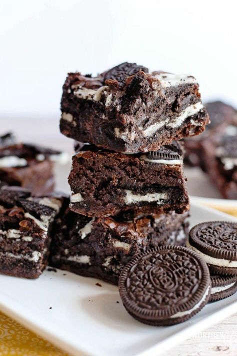 Find something incredible on this list of amazing OREO cookie desserts! Tons of fun recipes with brownies, cookies, cakes, and more! Tons of fun desserts using OREO cookies as a base create delicious cookies and cream treats everyone loves! Oreo Cookie Dessert, Stuffed Brownies, Brownie Oreo, Oreo Brownie, Oreo Dessert Recipes, Oreo Desserts, Cookie Brownie Recipe, Yummy Desserts Easy, Oreo Cupcakes