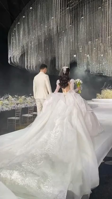 Video Pernikahan, Wedding Dress Aesthetic, Wedding Dresses Videos, Princess Wedding Gown, Wedding Dresses Princess, Sparkly Wedding Dress, Wedding Dresses Cinderella, Extravagant Wedding, Sparkle Wedding Dress