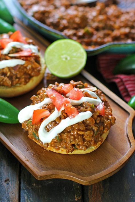 Cheesy Taco Sloppy Joes are one of the easiest dinners you will ever make. Bonus points for being made in a one pan in less than 30 minutes. Taco Sloppy Joes, Sandwich Recipe Videos, Sloppy Joe Recipe, Hamburger Dishes, Joe Recipe, Sloppy Joes Recipe, Taco Recipe, Eat Beef, Sloppy Joe