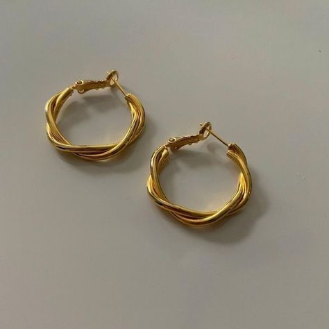 Gold Hoops Aesthetic, Unique Piercing, Bracelet Aesthetic, Small Gold Hoop Earrings, Gold Earrings Models, Gold Earrings For Women, Gold Aesthetic, Gold Jewelry Earrings, Gold Jewelry Simple