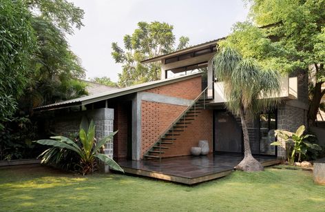 Gallery of Backyard Pad / Dev & Kaushik Architects - 2 Courtyard Design Architecture, Plant Vines, Chainsaw Sharpener, Artistic Room, Residential Plumbing, Landscape Lighting Design, Top Of The Stairs, Roof Architecture, Architecture Design Drawing