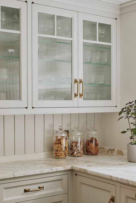 Reeded Glass Kitchen, Glass In Kitchen, 50s Bungalow, Peninsula Island, Pantry Scullery, Victorian Country House, Shelves Fireplace, Smart Houses, Mom Office