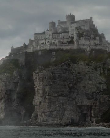 Castral Roc | Wiki Game of Thrones | Fandom Tyrion And Sansa, Game Of Thrones Castles, Watchers On The Wall, Casterly Rock, Game Of Thrones Prequel, Rock Games, Castles To Visit, King's Landing, Sunset Sea