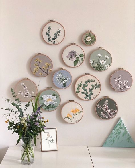 Diy Home Hacks, Artist Challenge, Embroidery Hoop Decor, Hacks To Try, Women Artist, Handmade Journals Diy, Floral Cross Stitch Pattern, Fabric Painting On Clothes, Embroidery Wall Art