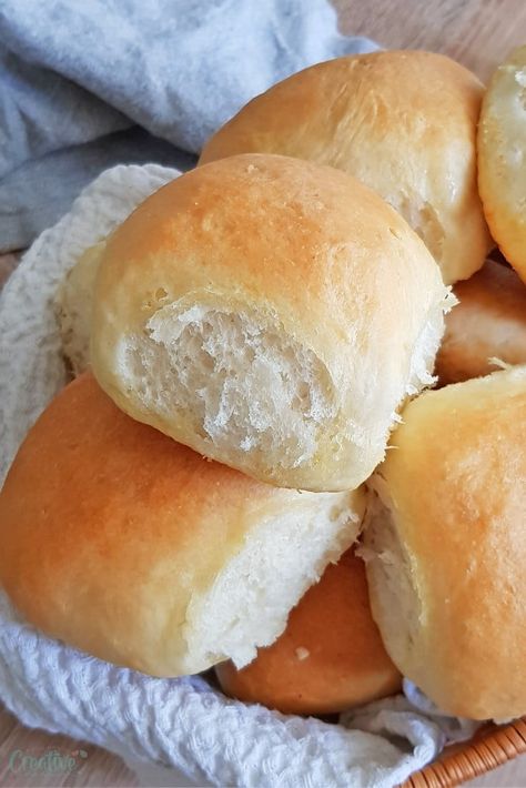 These soft bread rolls are the best and simplest rolls you could ever make! Perfect to serve with any soup, salad  or main dish, these easy dinner rolls are super fluffy and light and impossible to resist! via @petroneagu Soft Bread Rolls Recipe, Soft Bread Rolls, Easy Dinner Rolls, Easy Yeast Rolls, Rolls Recipe Easy, Soft Bread, Bread Rolls Recipe, Winter Cooking, Homemade Dinner Rolls