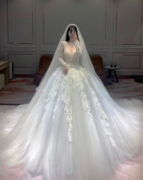 Wedding Dresses Korean, Ball Gowns Fantasy, Korean Wedding Dress, Bride Dress Simple, Asian Wedding Dress, Sparkle Wedding Dress, Fancy Wedding Dresses, Korean Wedding, Pretty Wedding Dresses