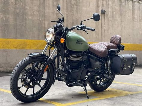 Royal Enfield Meteor Bike Dp, Royal Enfield Meteor 350, Royal Enfield Meteor, Meteor 350, Foto Inspo, Moto Custom, Matte Green, Retro Motorcycle, Cafe Racer Motorcycle