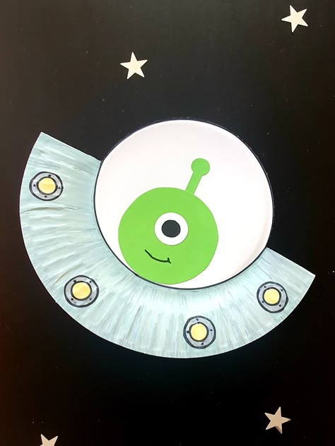 Looking for a fun space craft to make with your kids? Why not make this super cute rocking paper plate UFO craft. Paper Plate Alien Craft, Rocking Paper Plate Craft, Ufo Craft For Preschool, Space Shuttle Craft, Spaceship Craft Preschool, Ufo Craft, Alien Crafts For Kids, Space Kids Crafts, Space Projects For Kids