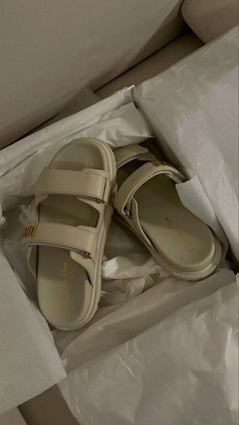 Dioract Sandal, Korean Sandals, Sandals Aesthetic, Trendy Slippers, Dream Items, My Weakness, Fashion Shoes Sandals, Shoes Outfit Fashion, Cute Slippers