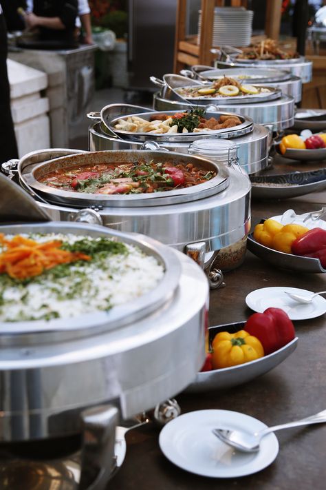 Indian Wedding Food, Buffet Presentation, Hotel Buffet, Wedding Food Menu, Wedding Buffet Food, Tropical Food, Catering Ideas Food, Styling A Buffet, Wedding Buffet