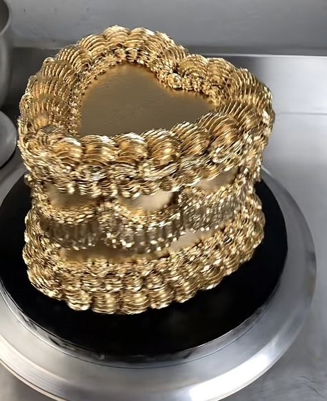 Bolo Vintage, Vintage Birthday Cakes, Gold Birthday Cake, Cute Birthday Ideas, Custom Birthday Cakes, Gold Birthday Party, Creative Birthday Cakes, Golden Birthday, Gold Cake