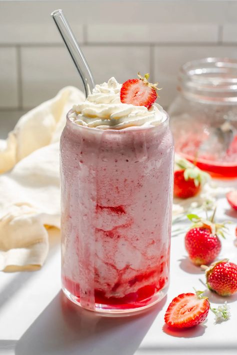 How to Make a Strawberry Milkshake Without Ice Cream Milkshake Without Ice Cream, Homemade Aesthetic, Pink Milkshake, Peppermint Milkshake, Strawberry Banana Milkshake, Milkshake Drink, Cookie Milkshake, Lime Popsicles, Homemade Milkshake