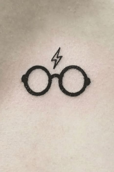 Harry Potter Tattoos Easy, Harry Potter Ear Tattoo, Tiny Harry Potter Tattoos Ideas, Harry Potter Micro Tattoo, Harry Potter Small Drawings, Tiny Harry Potter Tattoos For Women, Harry Potter Semicolon Tattoo, Easy Harry Potter Tattoos, Harry Potter Tattoos Small Simple