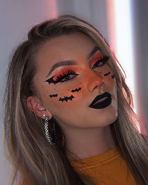 Hayley Shanks Make-up Artist on Instagram: “It’s freakin’ bats... I love halloween 🦇 • October has arrived which means it’s time to destroy my skin with face paints every day 🤪…” Hallowen Schminke, Bat Makeup, Pelottava Halloween, Maquillage Halloween Simple, Halloween Makeup Tutorial Easy, Creative Halloween Makeup, Halloweenský Makeup, Holloween Makeup, Halloween Makeup Diy