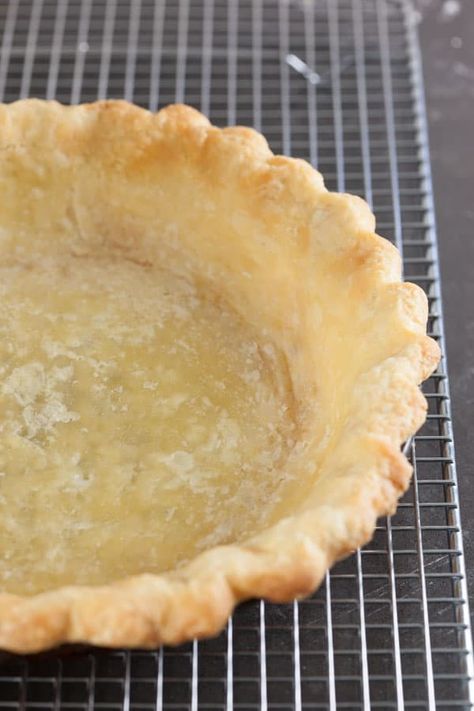 How to Blind Bake a Pie Crust and Prevent Shrinking and Slumping - Pinch My Salt Blind Bake Pie Crust, Pie Crust Designs, Pie Dough Recipe, Frozen Pie Crust, Perfect Pie Crust, Baked Pie Crust, Frozen Pie, Pastry Pie, Pastry Tart