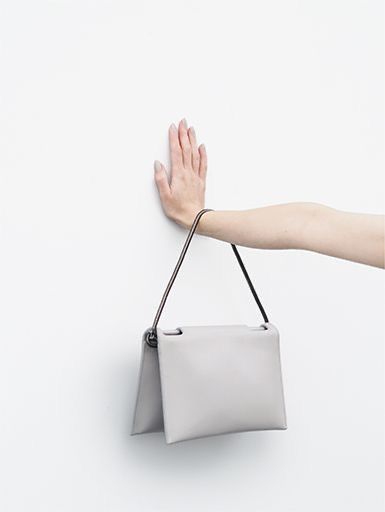 Architect Fashion, Bag Photoshoot, Minimal Chic Style, Bag Photography, Womens Fashion Casual Chic, Photography Bags, Folding Bag, Foto Tips, Minimal Classic