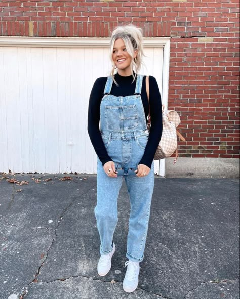 Bre Sheppard Maternity, Maternity Overalls Outfit Winter, 90s Mom Fashion Outfits, Denim Overalls Outfit Winter, Overall Winter Outfit, Winter Pregnancy Outfits Cold Weather, Maternity Overalls Outfit, 90s Mom Aesthetic, 90s Mom Fashion