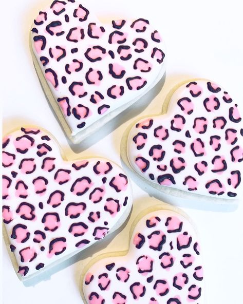 Cheetah Cookies Decorated, Cheetah Print Cookies Decorated, Animal Print Cookies Royal Icing, Cheetah Birthday Cookies, Pink Cheetah Cookies, Leopard Print Cookies, Cheetah Cookies, Desserts Gluten Free, Pink Safari