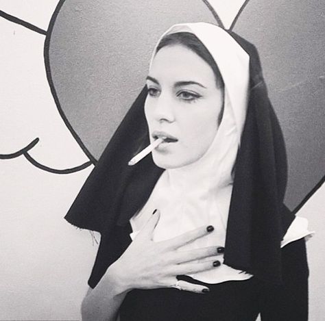 Alexa Chung gives her nun costume an edge. // #Celebrity #Halloween Tina Turner Costume, Nun Halloween Costume, Nun Halloween, Dark Costumes, Nun Costume, Best Celebrity Halloween Costumes, Celebrity Halloween Costumes, Halloween Inspo, Fantasias Halloween