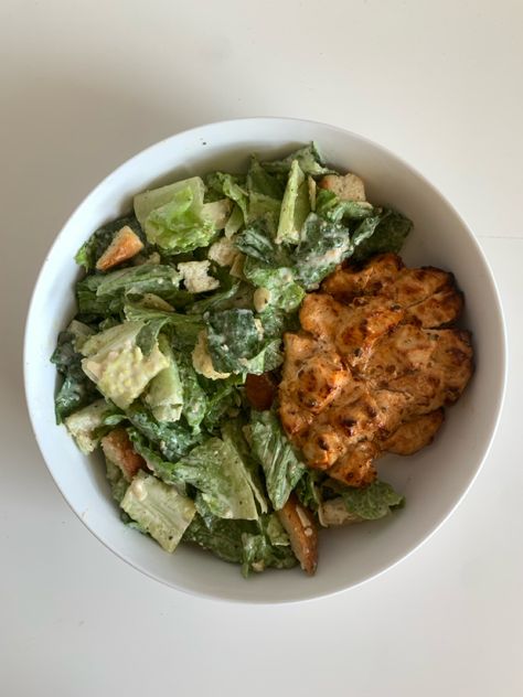 Chicken Ceasar Salad Dinner Food Yummy Eat Aesthetic Ceaser Salad, Health Lunch Recipes, Healthy Filling Dinners, Sick Food Feel Better, Chicken Clean Eating, Healthy Food Dinner, Food Ideas Dinner, Teriyaki Chicken Salad, Low Cal Dinner