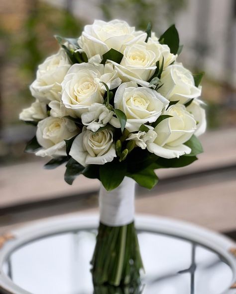 White Bride Flowers, Buket Za Vjencanje, Simple White Rose Bouquet, Bride Flower Bouquet Elegant, White Flower Wedding Bouquet, Classy Wedding Bouquet, Minimal Wedding Bouquet, Rose Bride Bouquet, Classic Bridal Bouquet