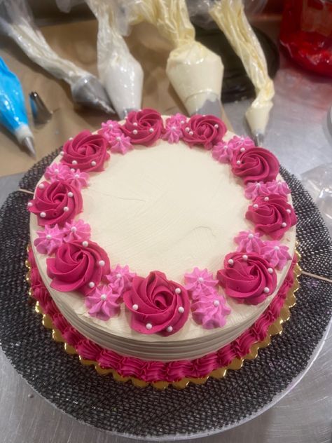 8 Inch Cake Designs, Circle Cake Decorating Ideas, Round Decorated Cakes, Cute Circle Cakes, Simple Round Cake Designs, Round Cake Ideas, Pink Circle Cake, Ice Cream Cake Designs, Dq Cakes Designs