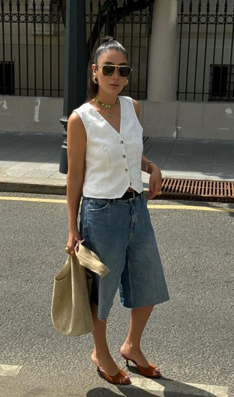 Cream Bermuda Shorts Outfit, Bermuda Pants Outfits, Sunday Summer Outfit, Summer Street Style 2024, Look Bermuda Jeans, Outfit Bermuda, Shorts Styling, Bermuda Shorts Outfit, Mum Fashion