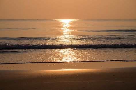 Photo golden beach sunrise morning at hu... | Premium Photo #Freepik #photo #sea-wallpaper #sunrise-beach #beach-wallpaper #sunset Beach Horizontal, Wallpaper Sunrise, Photo Sea, Wallpaper Sunset, Sea Wallpaper, Beach Sunrise, Golden Beach, Beach Wallpaper, Sunrise Beach