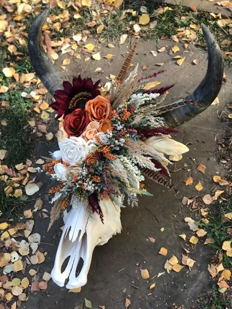 Country Wedding Pictures, Cow Skull Decor, Country Western Wedding, Western Bedroom Decor, Western Themed Wedding, Skull Crafts, Country Theme Wedding, Skull Wedding, Boda Mexicana