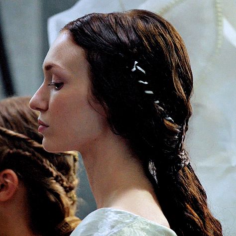 The White Queen Isabel Neville, Eleanor Tomlinson The White Queen, The White Queen Gif, Helena Barlow, Isabel Neville, Targaryen Women, The White Queen, Medieval House, Eleanor Tomlinson