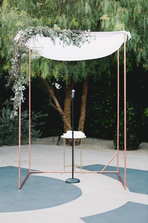 Chuppah ideas and styling for a modern Jewish wedding Diy Wedding Arbor, Wedding Chuppah, Diy Wedding Arch, Minimalist Bride, Wedding Arbour, Wedding Altars, Copper Wedding, Wedding Hashtag, Ceremony Arch