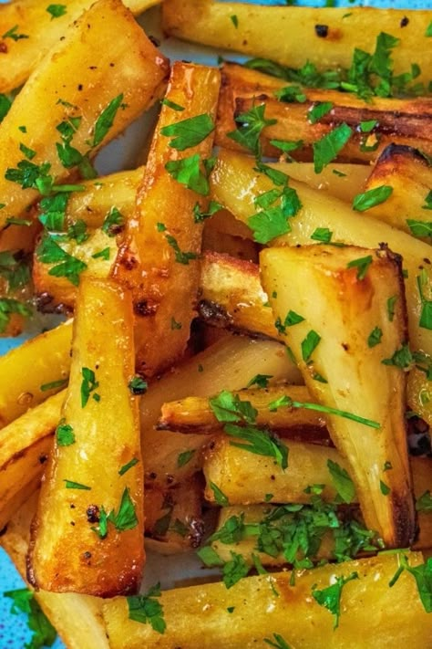 Honey Roast Parsnips, Recipe With Parsnips, Parsnips Recipe Roasted, Parsnip Roasted, Cooking Parsnips, Roast Dinner Side Dishes, Roast Parsnips, Parsnips Recipe, Honey Roasted Parsnips